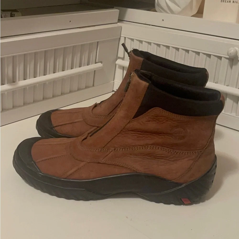 Clark high quality men’s boots. Perfect for icy or snowy conditions & outsiders